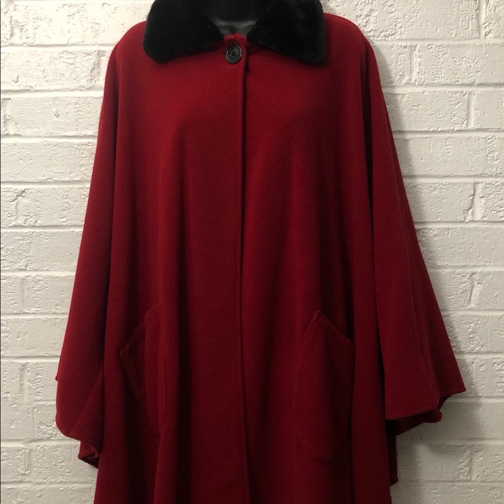 LEMODA RED CAPE COAT/BLACK FAUX FUR COLLAR